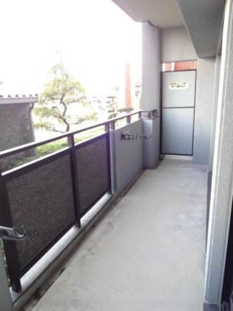 バルコニー　幅の広いバルコニー