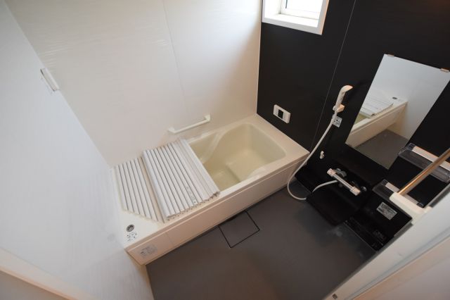 バス・シャワールーム　窓があって明るい浴室です♪