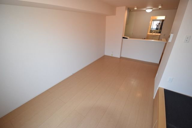 居室・リビング　リビング18.4帖（畳コーナー含む）。室内物干しあり♪