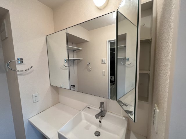 洗面設備　三面鏡付き洗面化粧台です♪