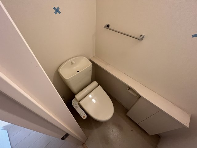トイレ　温水洗浄便座付きのトイレです♪