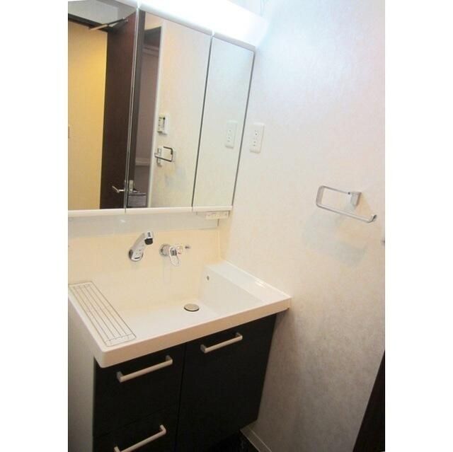 洗面設備　ゆったりとスペースのある洗面所