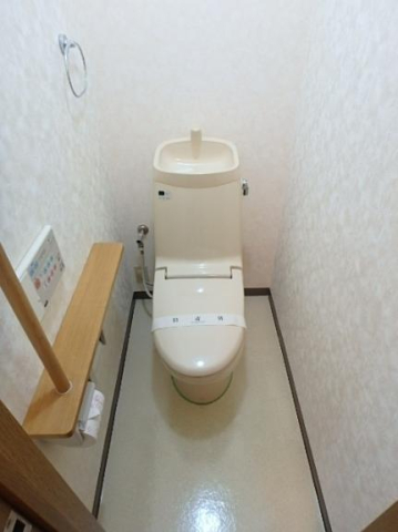 トイレ　※写真は他の号室の同型タイプのお部屋です。