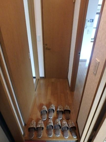 玄関　※写真は他の号室の同型タイプのお部屋です。