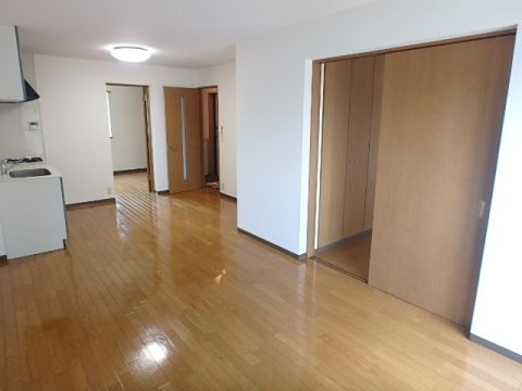 居室・リビング　※写真は他の号室の同型タイプのお部屋です。