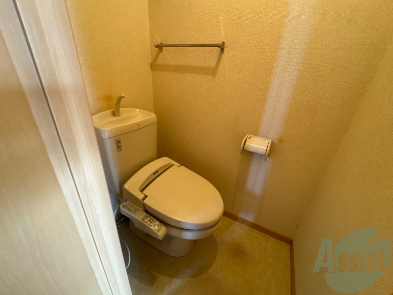 トイレ　トイレはウォシュレット機能付きです。安心して使用できますね。