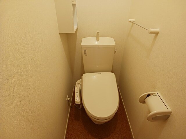 トイレ　落ち着いた色調のトイレです