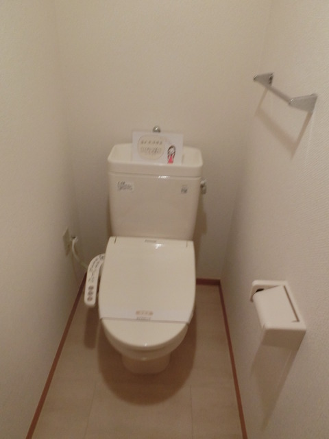 トイレ　最近人気急上昇中のシャワートイレも標準装備。