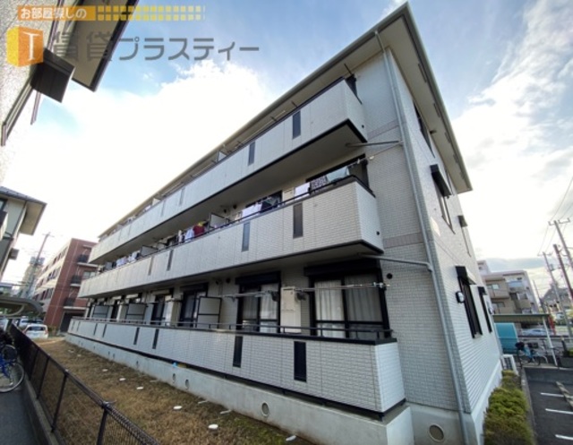 建物外観　同シリーズ３棟で形成される雰囲気の良いアパートです。