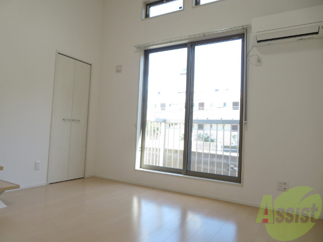 居室・リビング　白基調のお部屋は、部屋が明るく広く感じますね。