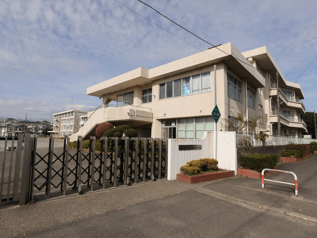 小学校　厚木市立依知南小学校（小学校）まで319m