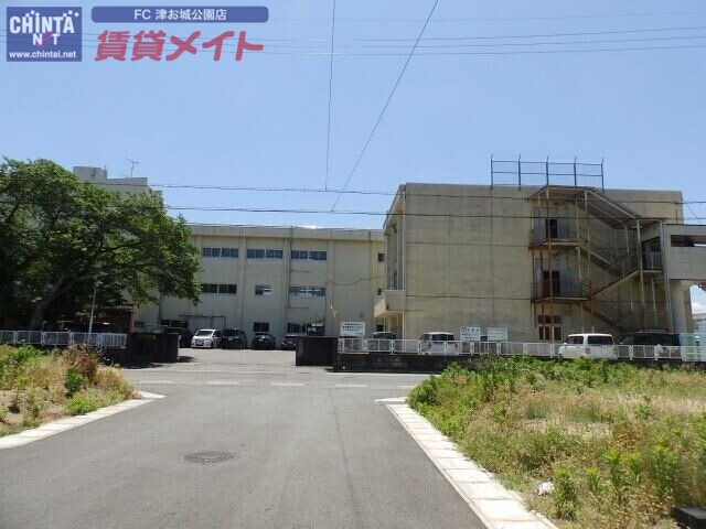 中学校　津市立南郊中学校（中学校）まで2325m