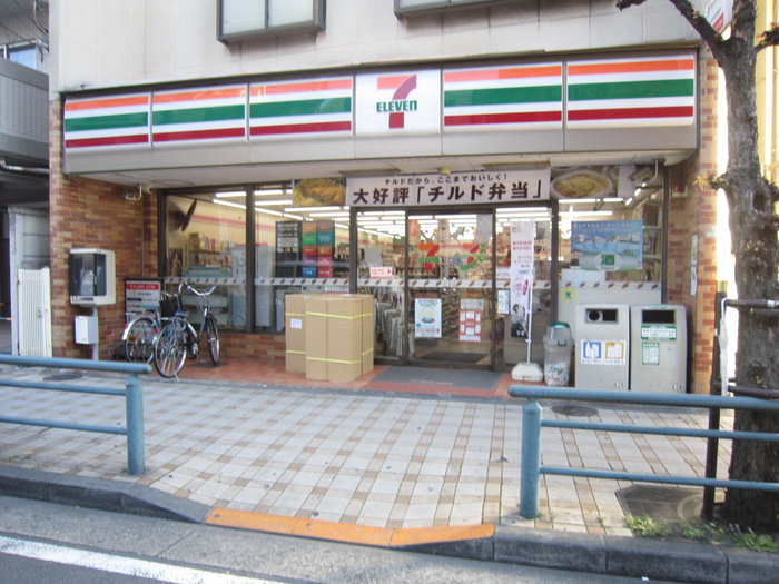 コンビニ　セブンイレブン（コンビニ）まで202m