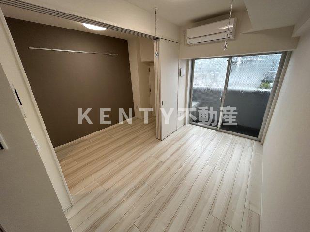 その他部屋・スペース　落ち着いた色調の寝室です