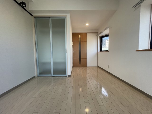 その他部屋・スペース　落ち着いた色調の寝室です