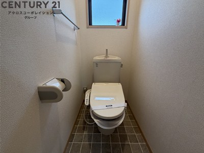 トイレ　温水洗浄便座完備・窓もあり換気良好