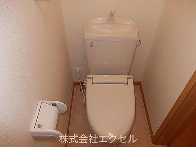 トイレ　温水洗浄便座です。