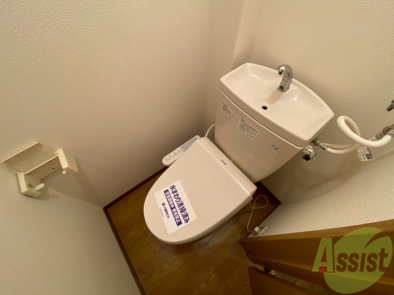 トイレ　こちらはトイレです。清潔感があり、安心して使用できます。