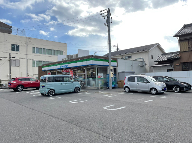 コンビニ　ファミリーマート（コンビニ）まで130m