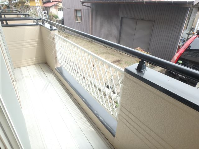 バルコニー　ベランダつきで洗濯物も干せます。