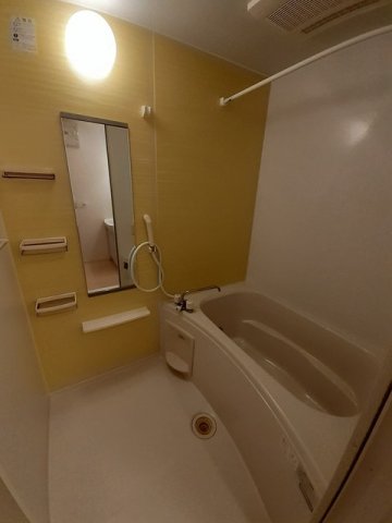 バス・シャワールーム　コンパクトで使いやすいお風呂です