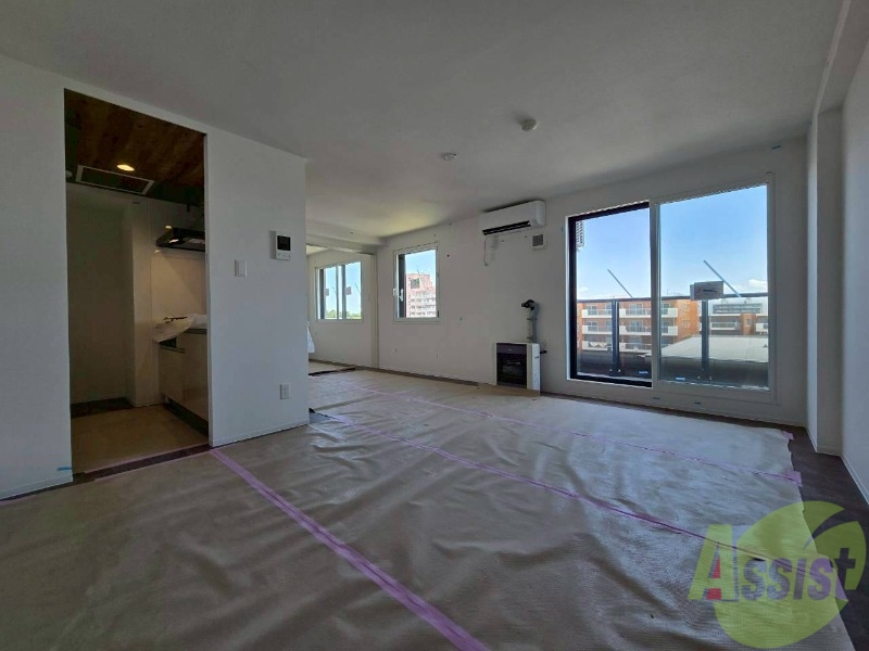 居室・リビング　木目のフローリングは落ち着きのある印象のお部屋になりますね。