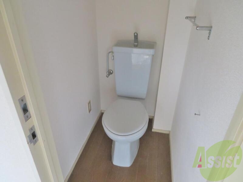 トイレ　トイレは無駄なものは付かず落ち着く広さです。