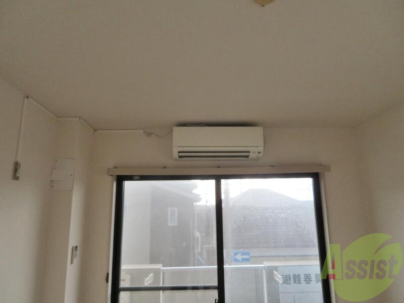 その他設備　エアコンはお部屋の真ん中に一台。いい位置に付いてます。