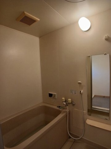 バス・シャワールーム　コンパクトで使いやすいお風呂です
