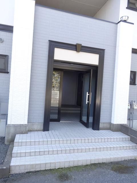 エントランス　★★エントランス前は余裕のある敷地です★★