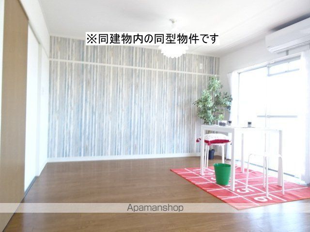 ＪＲ東海道本線 浜松駅 バス乗車時間：25分 最寄りバス停で下車 徒歩3分 4階建 築46年の居間写真