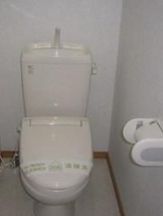 トイレ　落ち着いた色調のトイレです