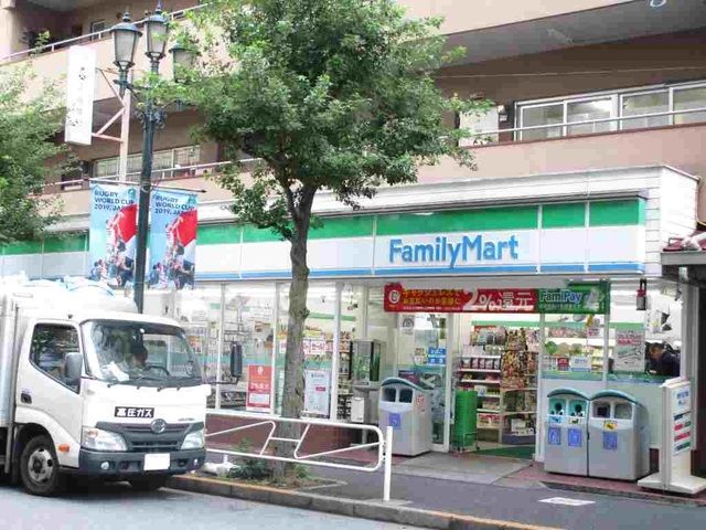 コンビニ　ファミリーマート（コンビニ）まで180m