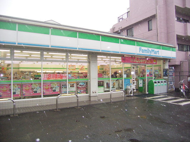 コンビニ　ファミリーマート三ツ沢上町駅前店（コンビニ）まで174m