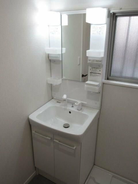 洗面設備　明るい洗面所です