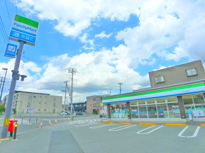 コンビニ　ファミリーマート（コンビニ）まで300m