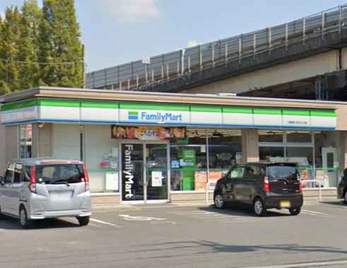 コンビニ　ファミリーマート川崎第三京浜入口店（コンビニ）まで462m