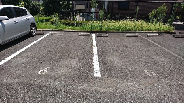 駐車場　敷地内平置き駐車場１３，０００円