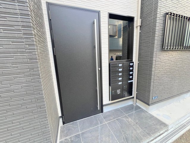 エントランス　オシャレなエントランスは安心のオートロック付きです。
