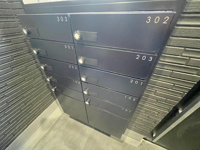 ロビー　ロビーにある各部屋毎のメールボックス。