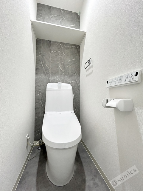 トイレ　人気アイテムの温水洗浄便座。清潔感のあるトイレです。