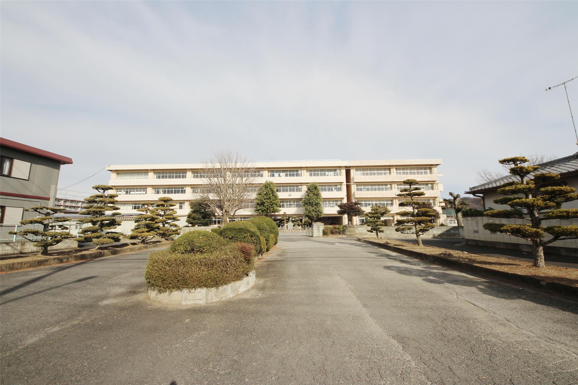 中学校　足利市立第三中学校（中学校）まで828m