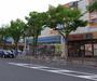 コンビニ　ローソン 新田辺駅前店（コンビニ）まで137m