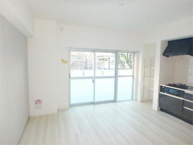 居室・リビング　天井高めのお部屋です