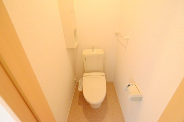 トイレ　温水洗浄便座付きのトイレです♪