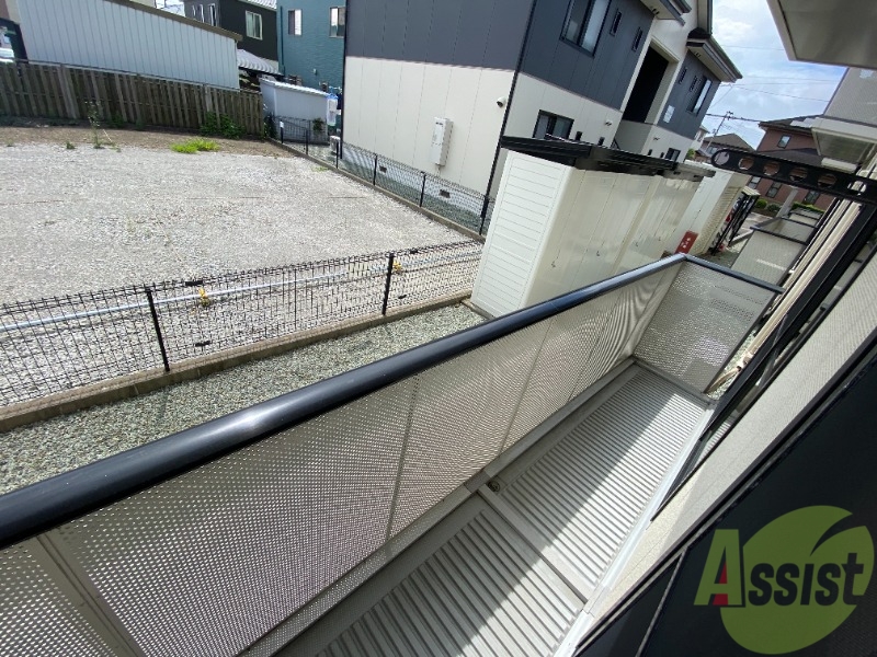 バルコニー　バルコニーは日当たりも良いので洗濯物もよく乾きそうですね。