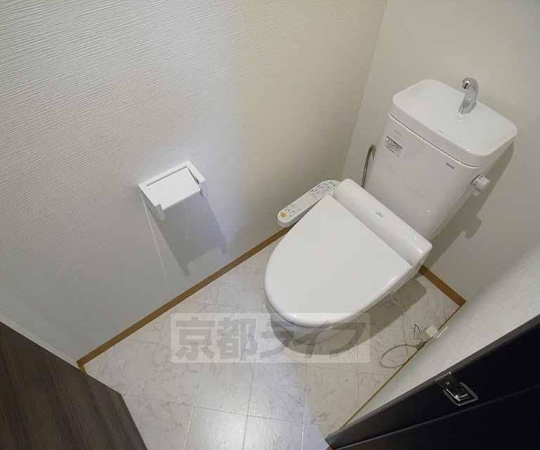 トイレ　嬉しいウォシュレット付きです。