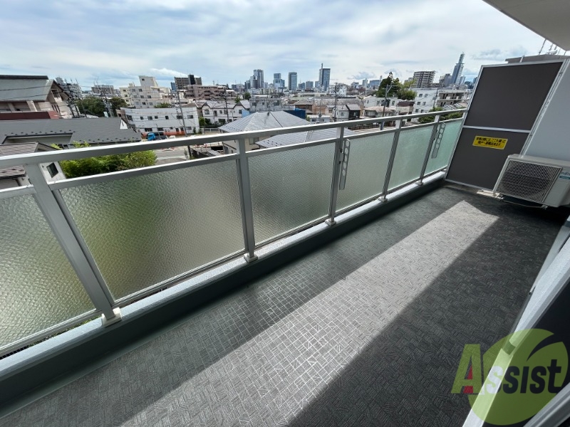 バルコニー　ベランダはとても広く、家庭菜園も出来そうですね。