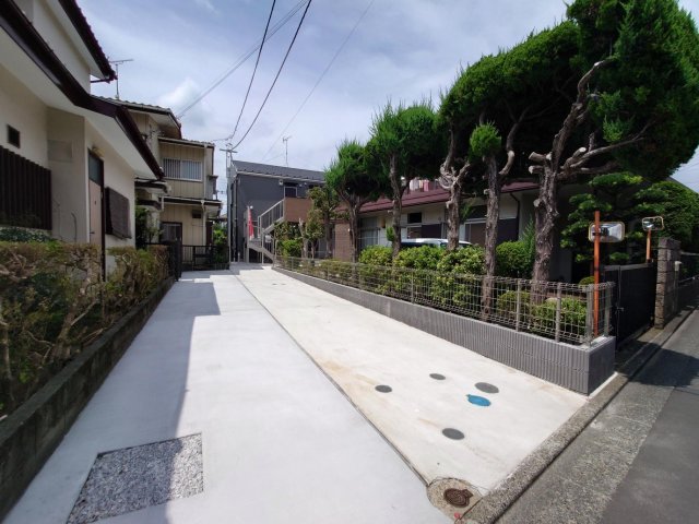 その他共有部分　閑静な敷地内はコンクリート敷きで足元も安心。駐輪場ありです。