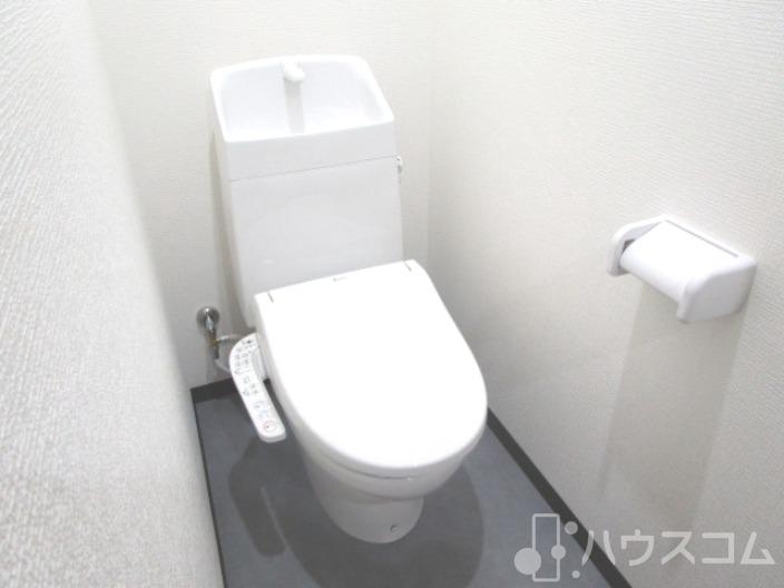 トイレ　冬場の強い味方！温水洗浄便座です。